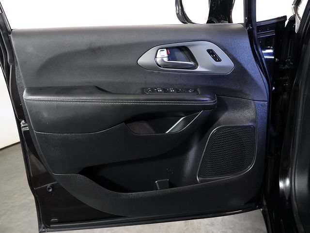 Used 2025 Chrysler Pacifica Select FWD image 24