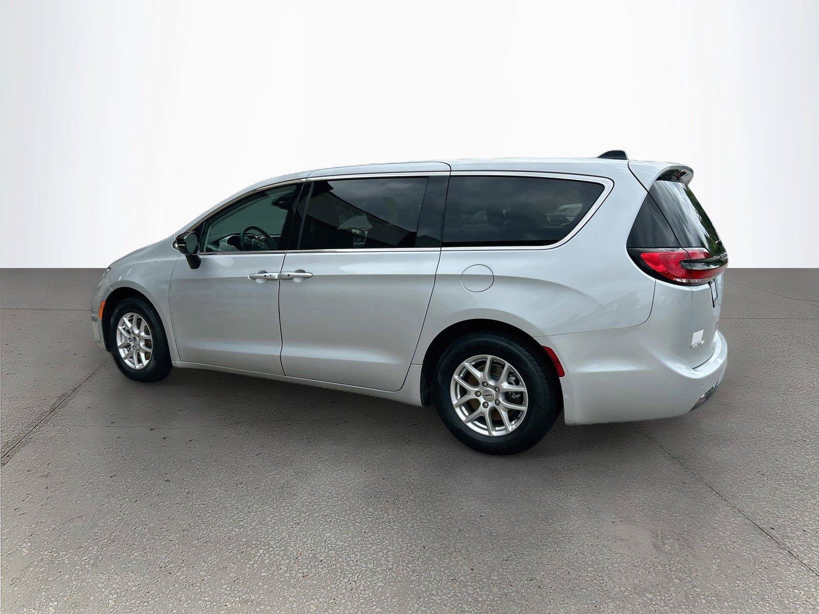 Used 2024 Chrysler Pacifica Touring-L FWD image 6