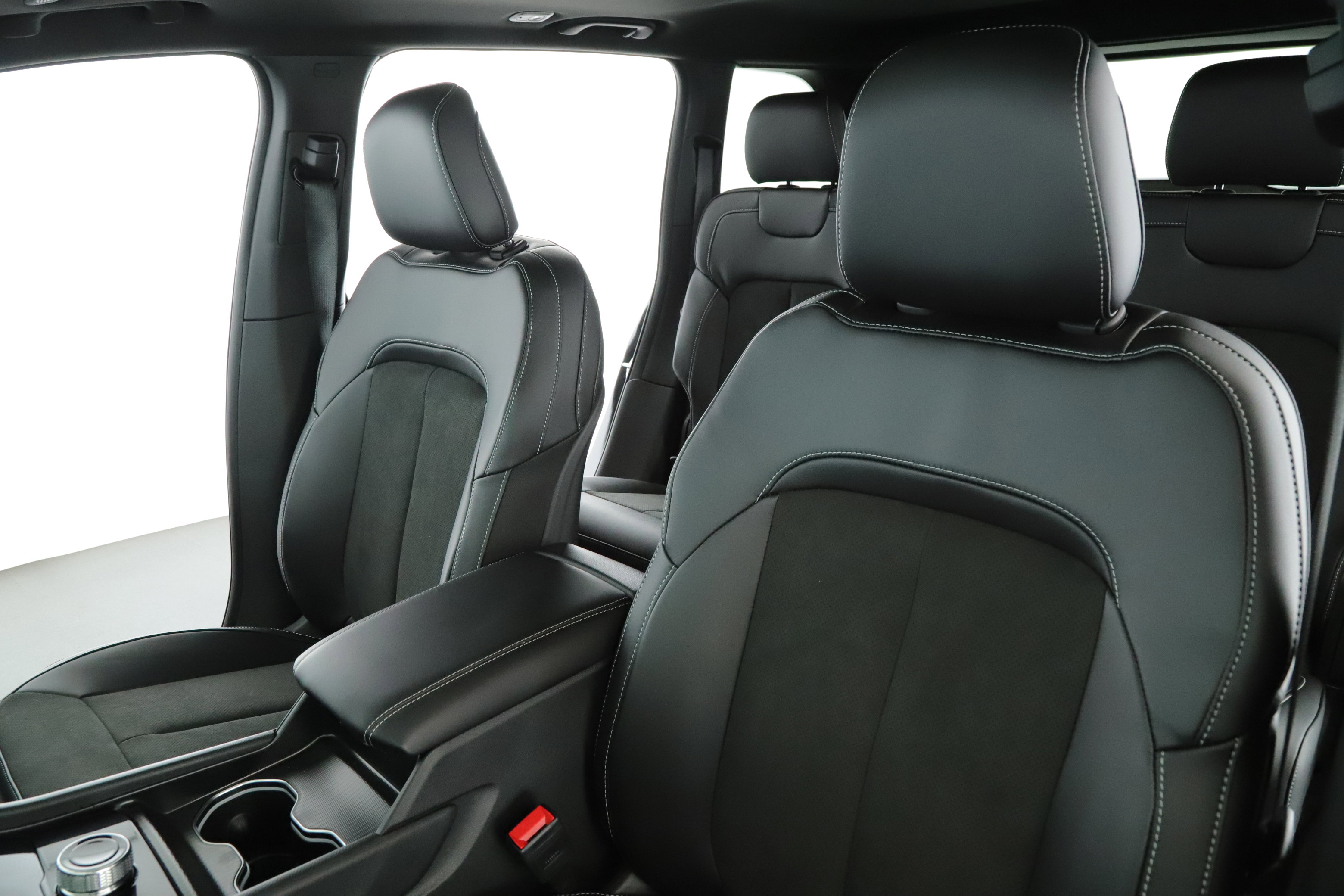 New 2025 Jeep Grand Cherokee Altitude image 4