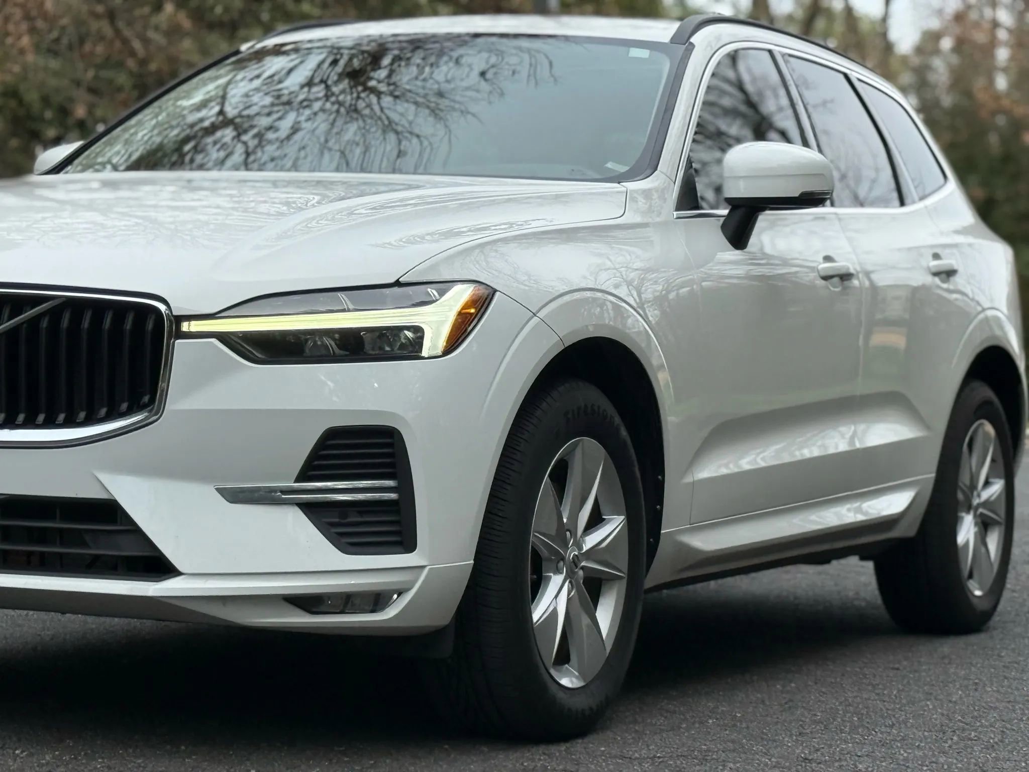 Used 2022 Volvo XC60 B5 Momentum image 1