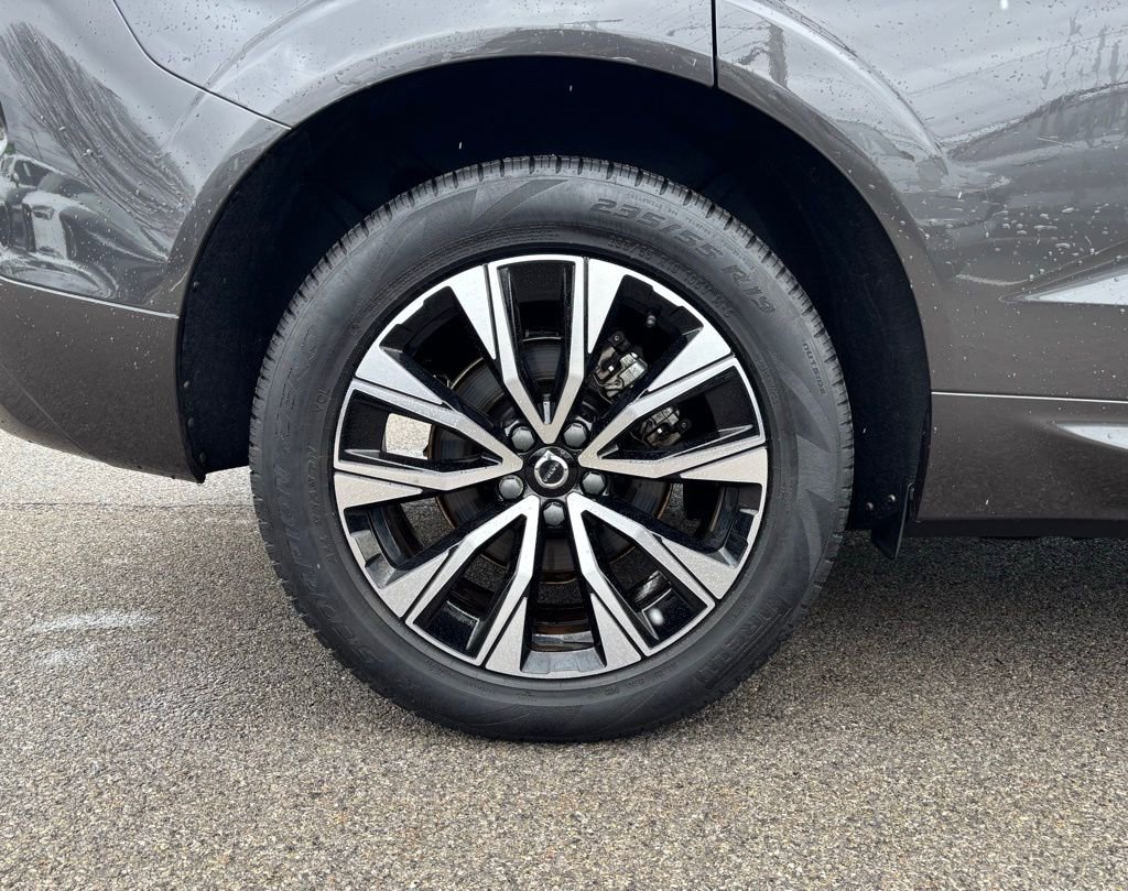 Used 2023 Volvo XC60 B5 Core w/ Climate Package image 32