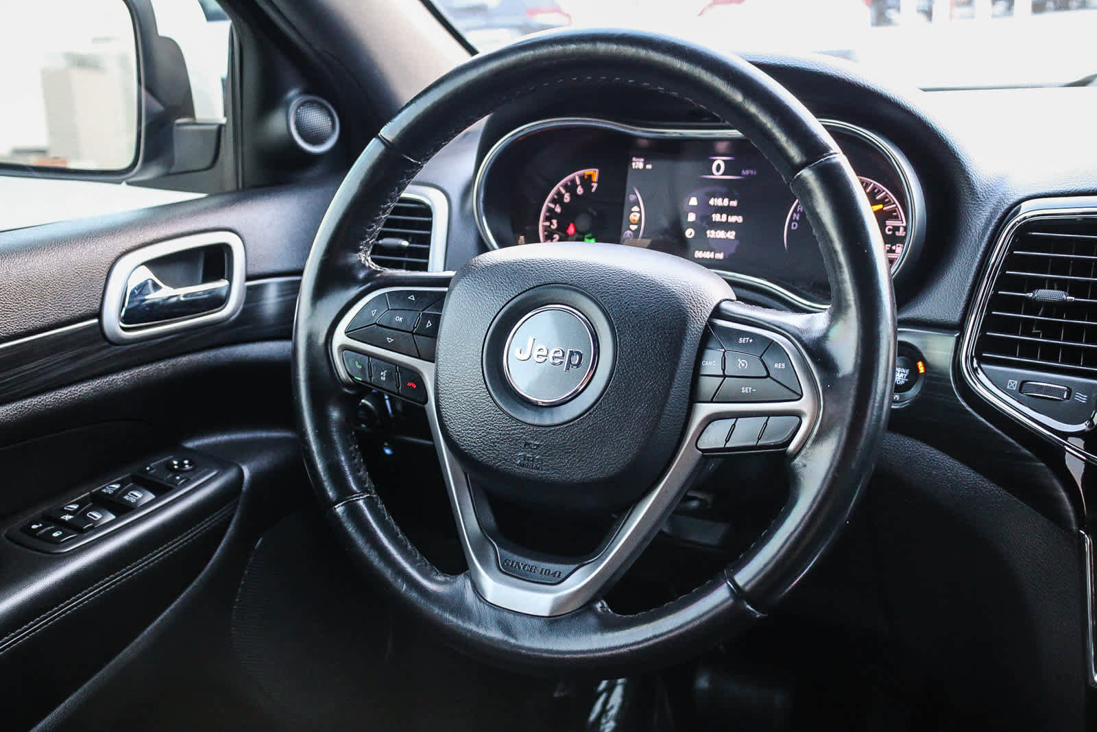 Used 2019 Jeep Grand Cherokee Laredo w/ Laredo X Package image 15