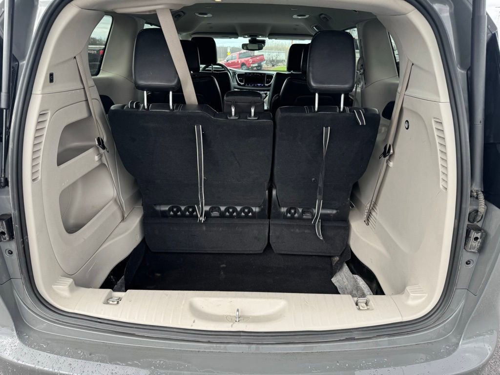 Used 2022 Chrysler Pacifica Touring-L image 6