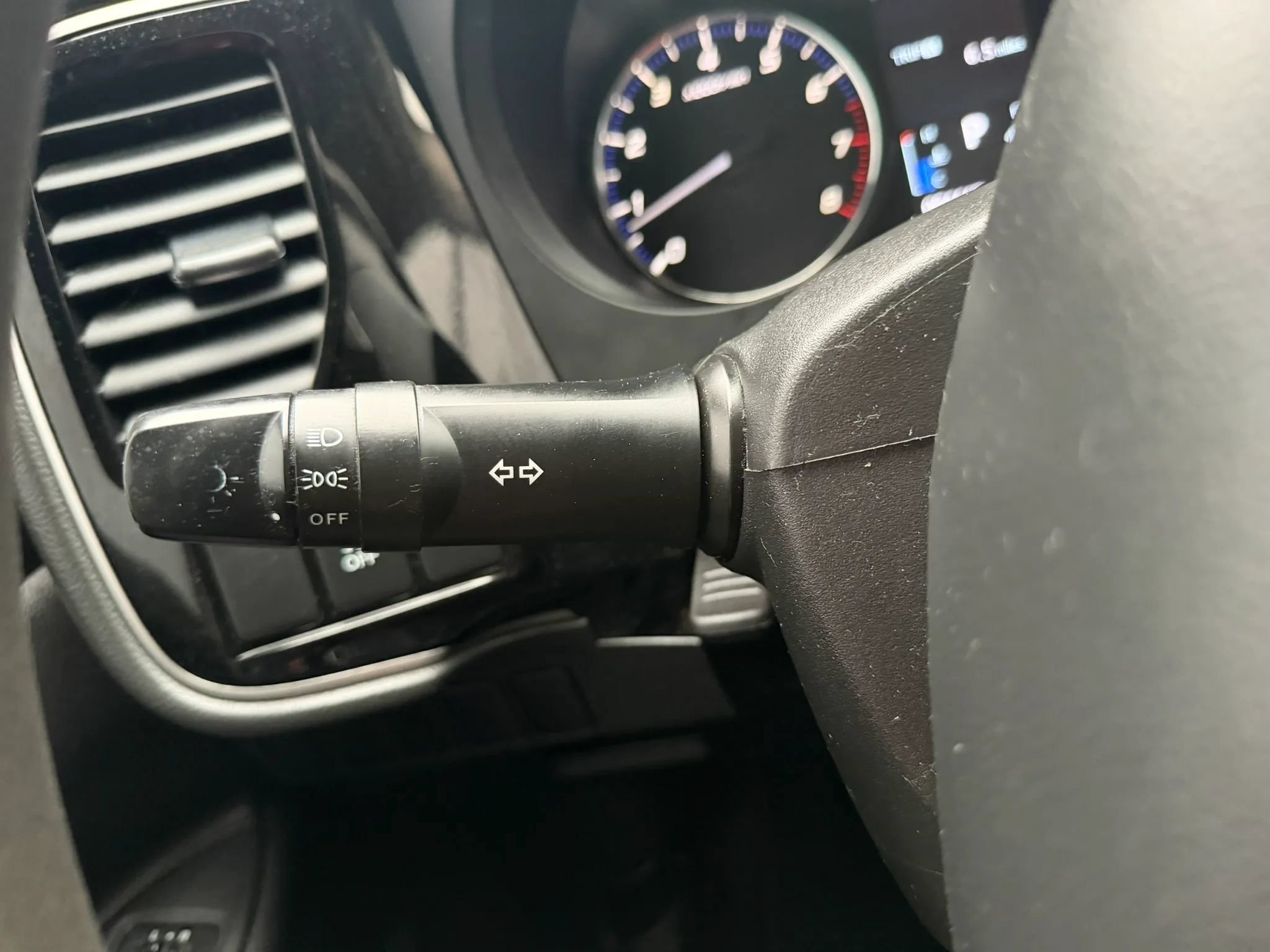 Used 2020 Mitsubishi Outlander ES FWD image 16