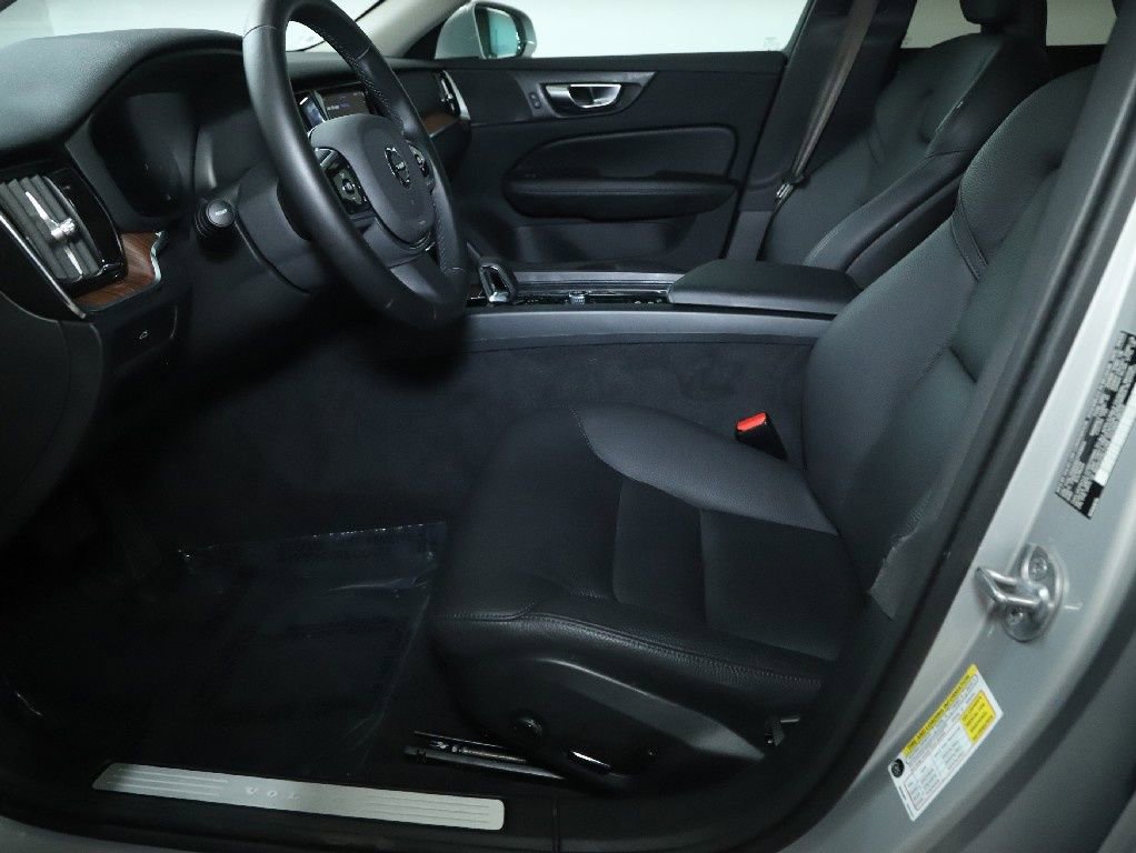 Used 2025 Volvo V60 B5 Cross Country Plus image 20