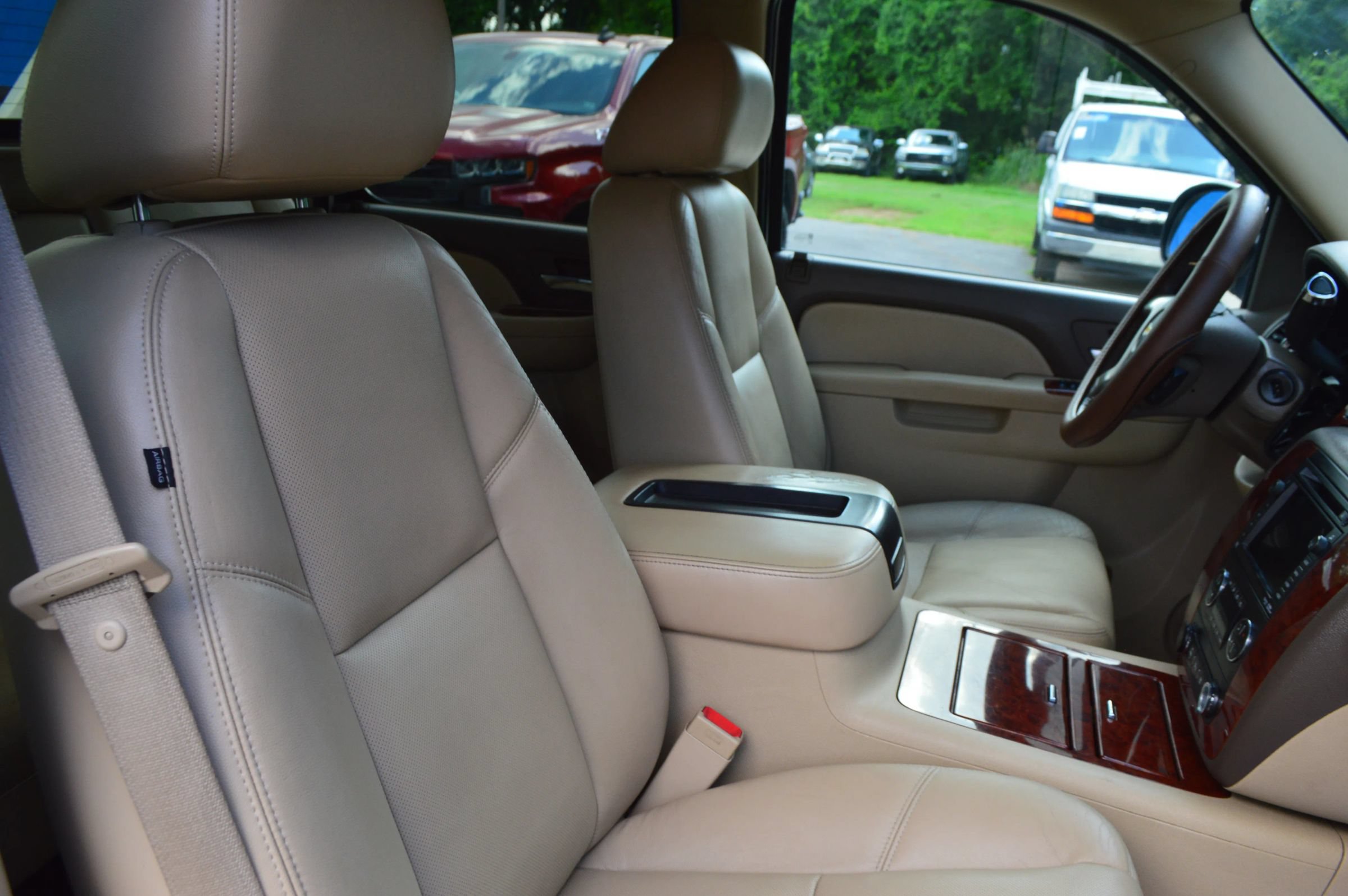 Used 2011 Chevrolet Avalanche LTZ AWD/4WD image 24