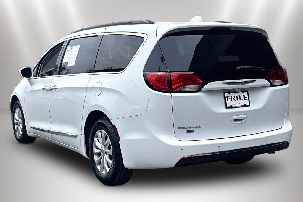Used 2017 Chrysler Pacifica Touring-L FWD image 4