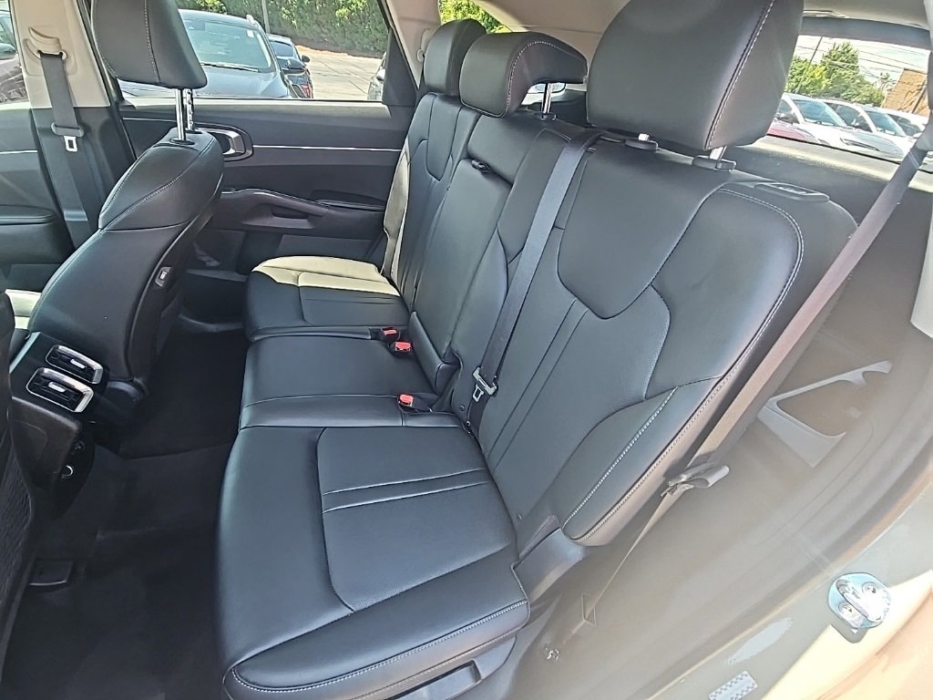 Used 2021 Kia Sorento S image 12