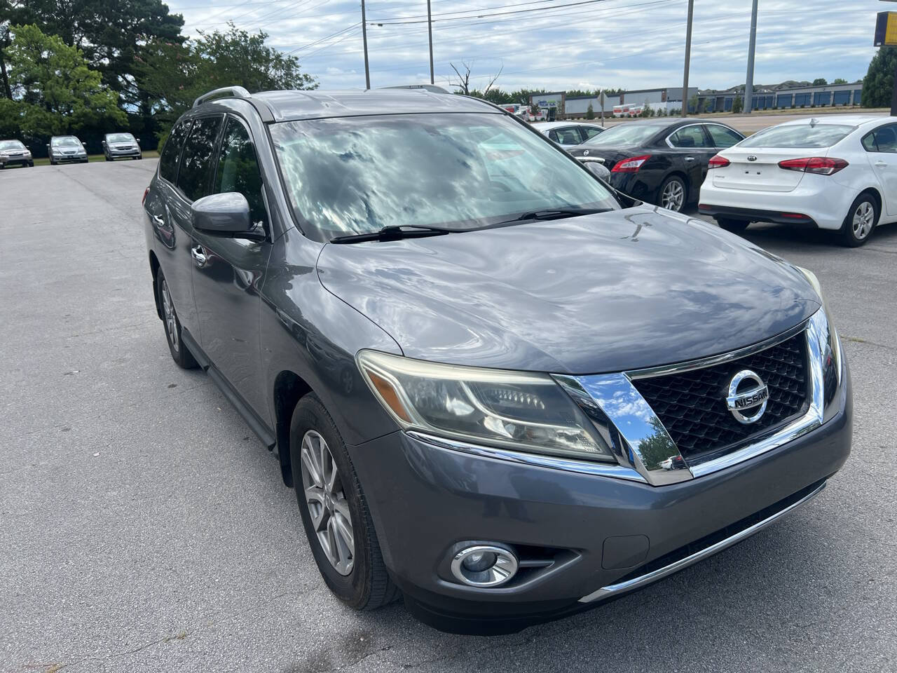 Used 2015 Nissan Pathfinder SV FWD image 3