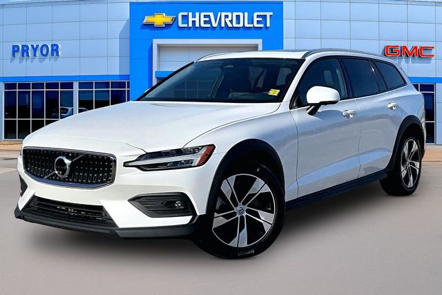 Used 2025 Volvo V60 B5 Cross Country Plus image 3