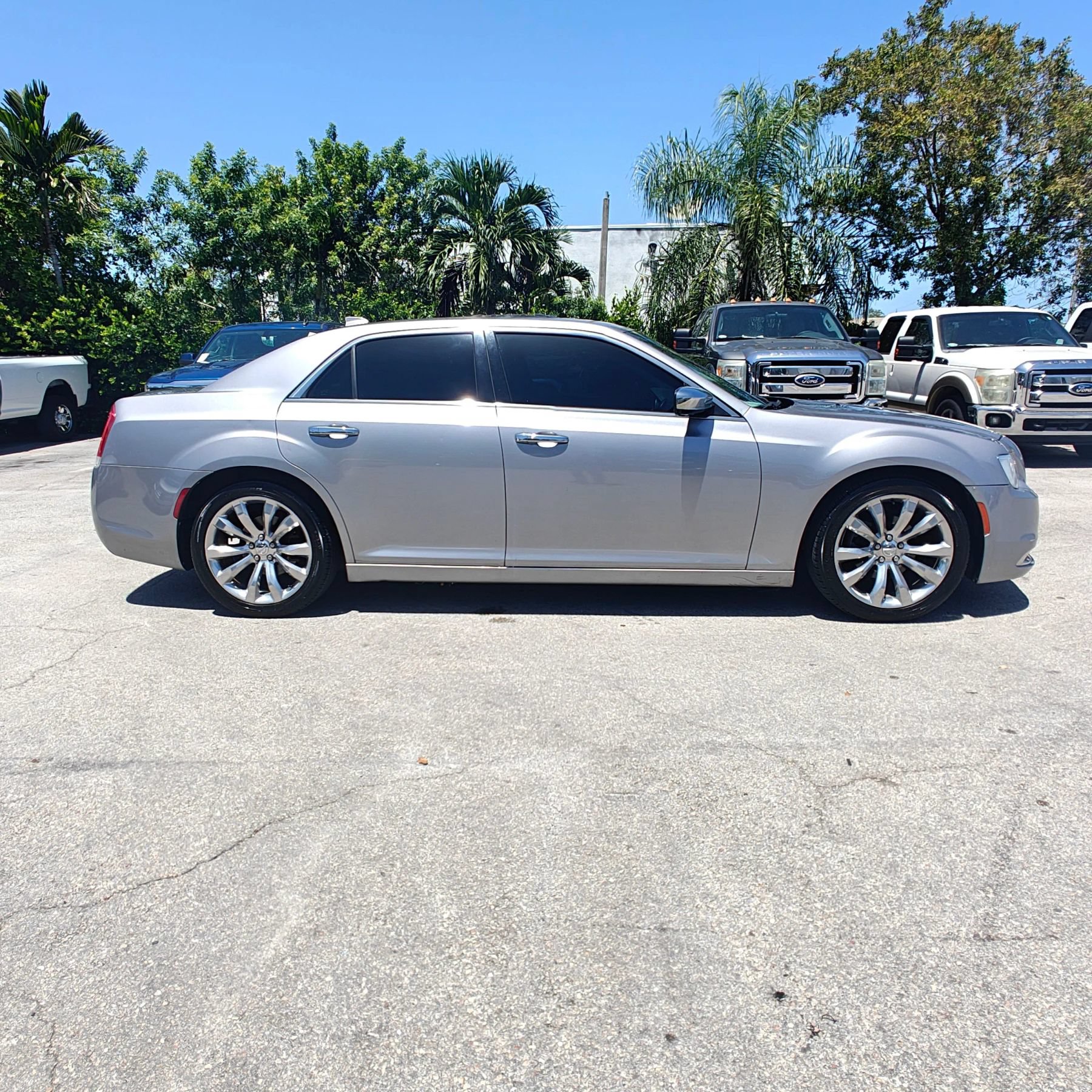 Used 2018 Chrysler 300 Limited RWD image 9