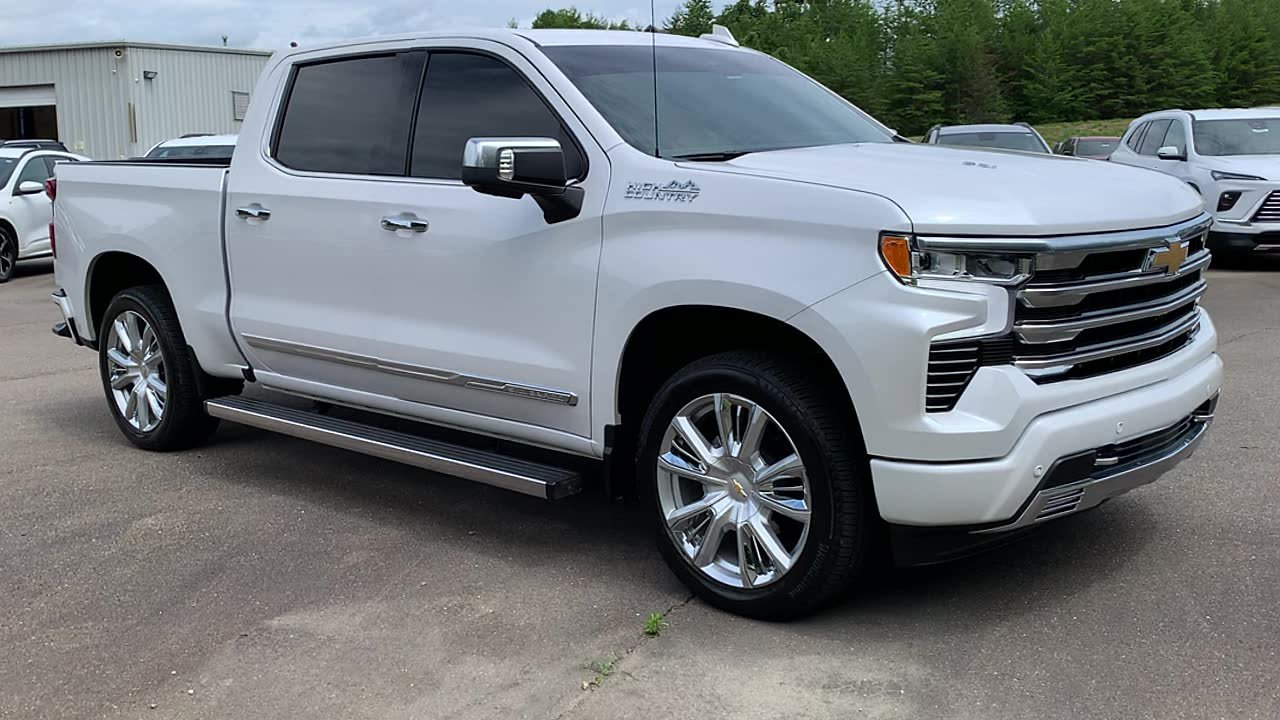 Used 2025 Chevrolet Silverado 1500 High Country AWD/4WD image 2