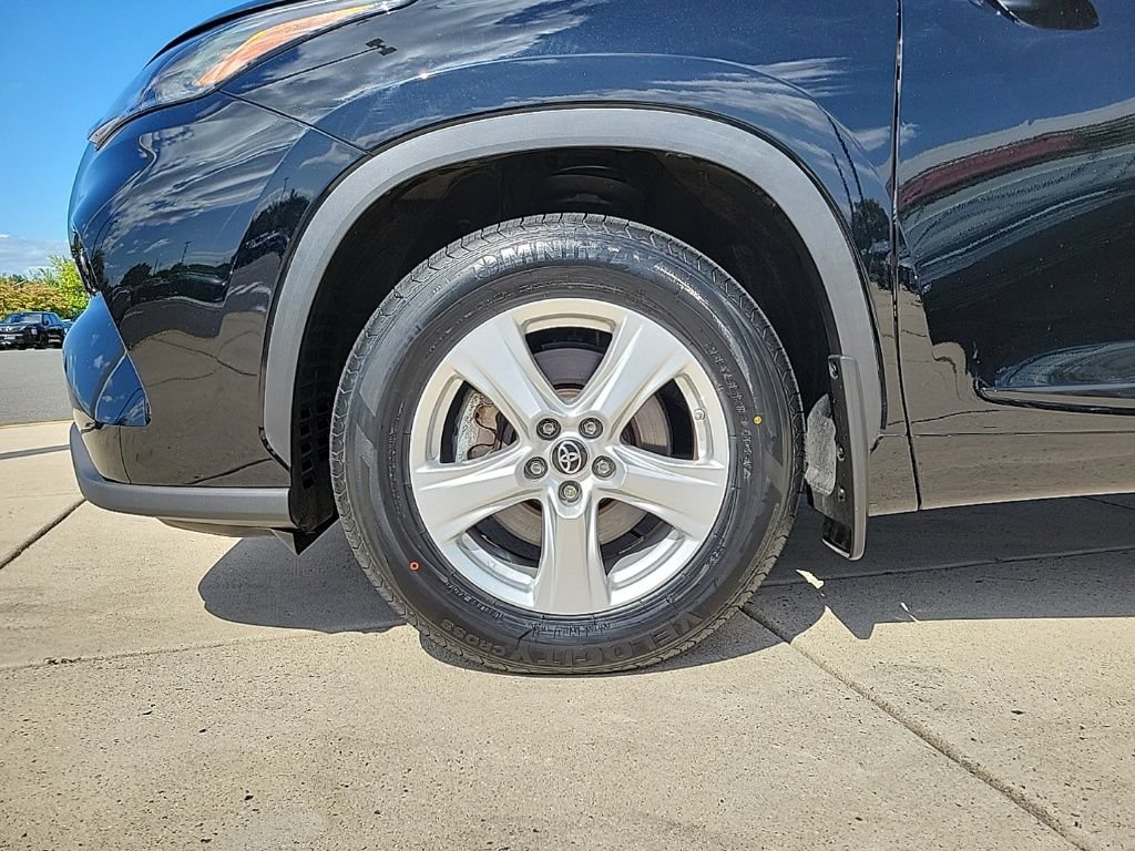 Used 2022 Toyota Highlander LE AWD/4WD image 7