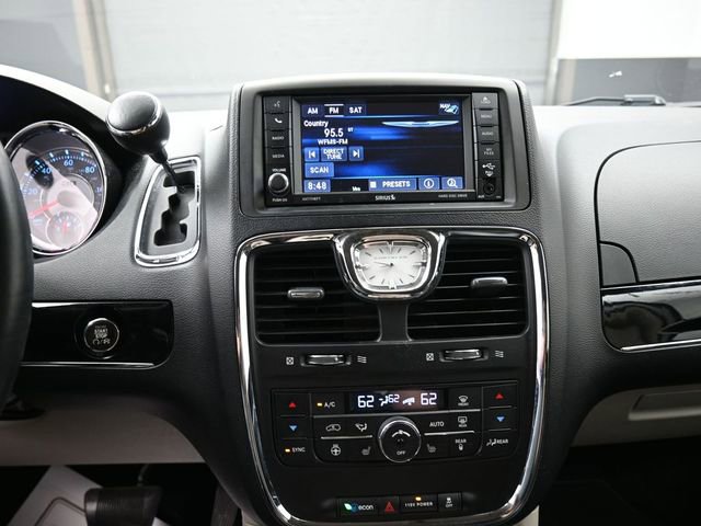 Used 2014 Chrysler Town & Country Touring-L image 10
