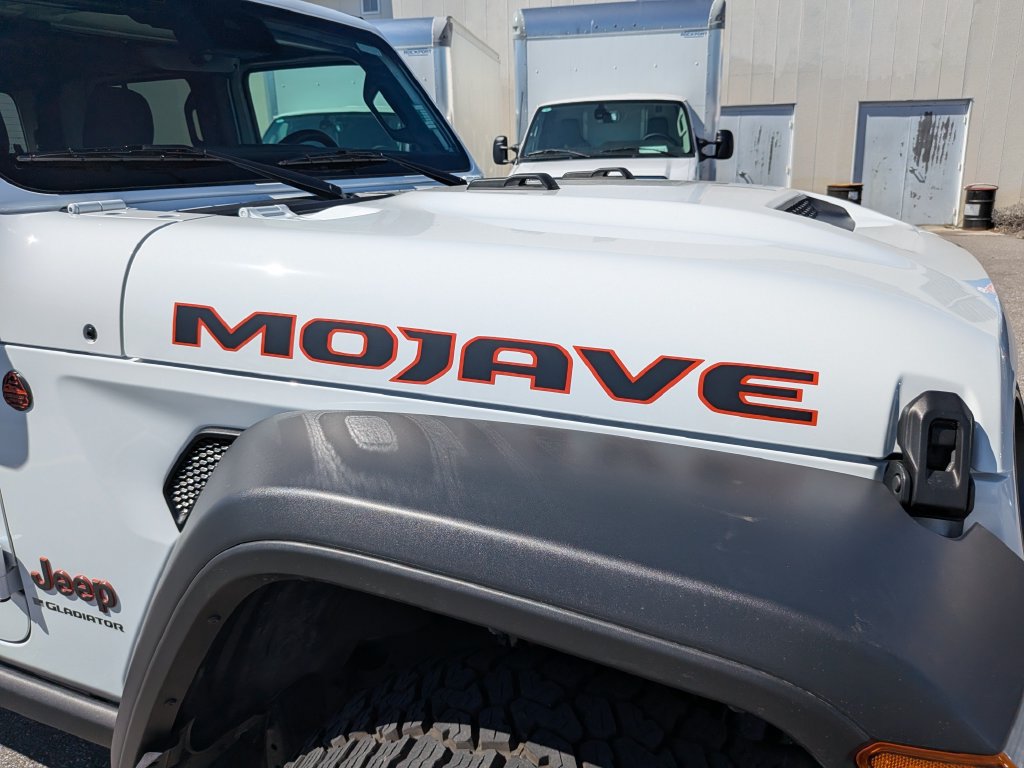 Used 2024 Jeep Gladiator Mojave w/ Technology Group AWD/4WD image 13