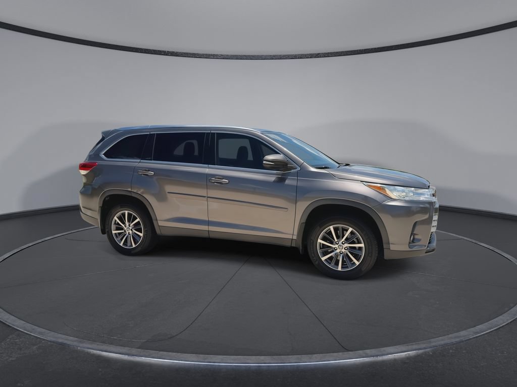 Used 2019 Toyota Highlander XLE FWD image 2