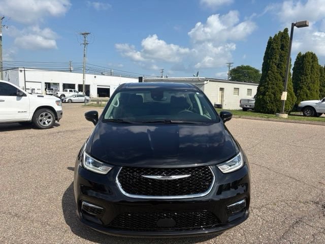 Used 2024 Chrysler Pacifica Touring-L FWD image 8