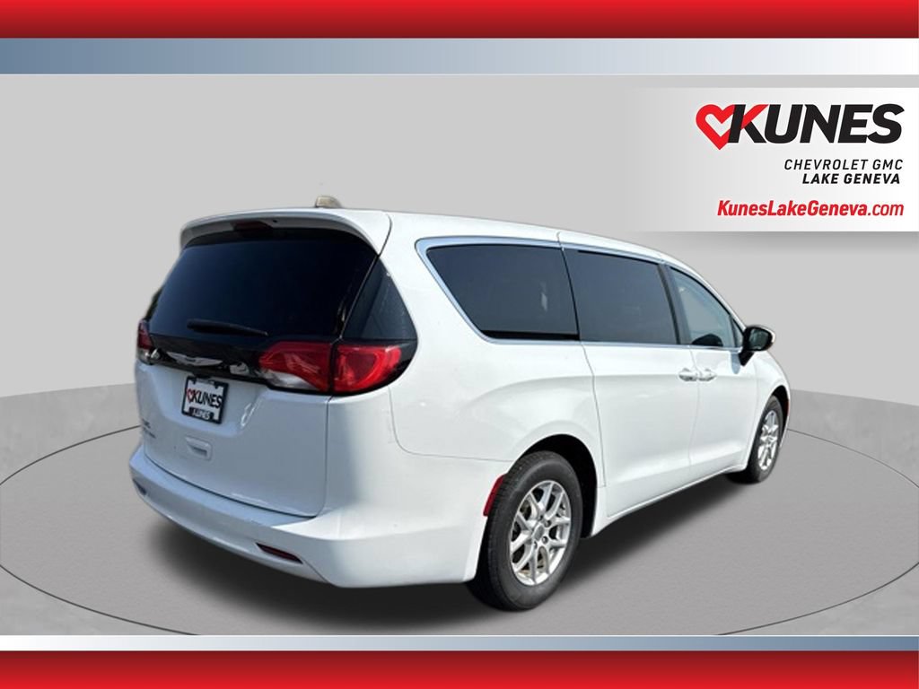 Used 2023 Chrysler Voyager LX FWD image 5