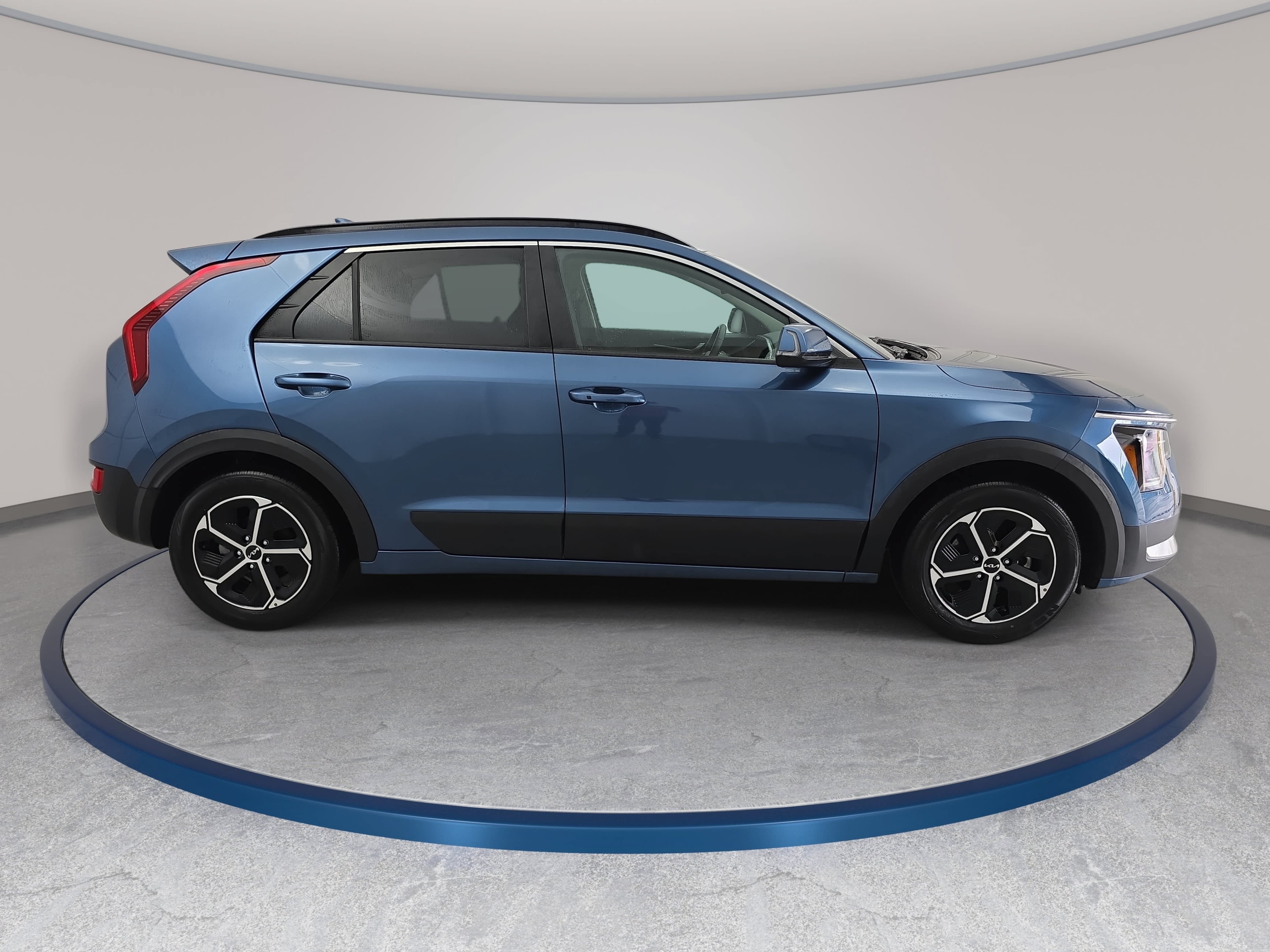 Used 2023 Kia Niro EX FWD image 4