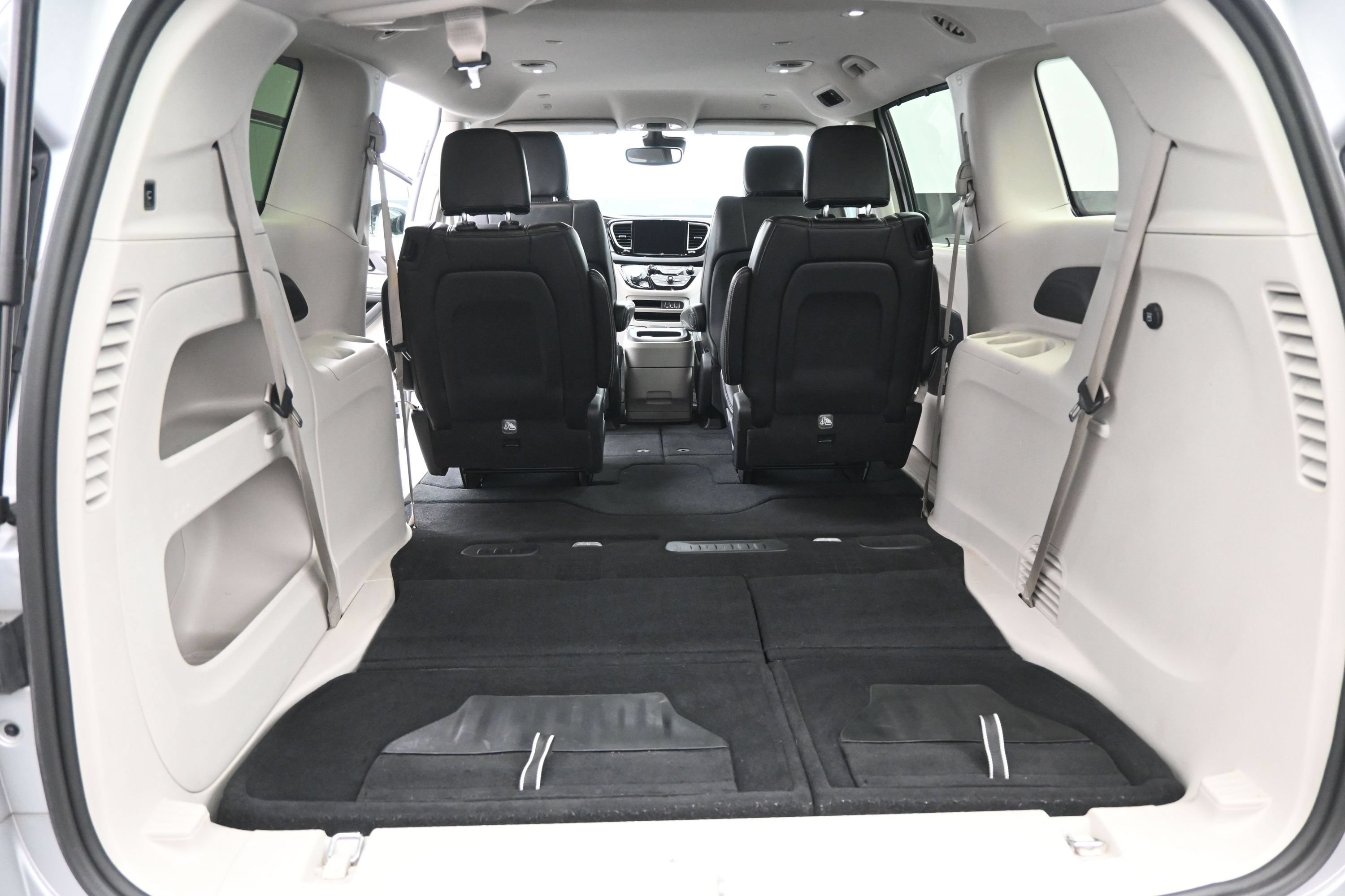 Used 2024 Chrysler Pacifica Touring-L FWD image 18