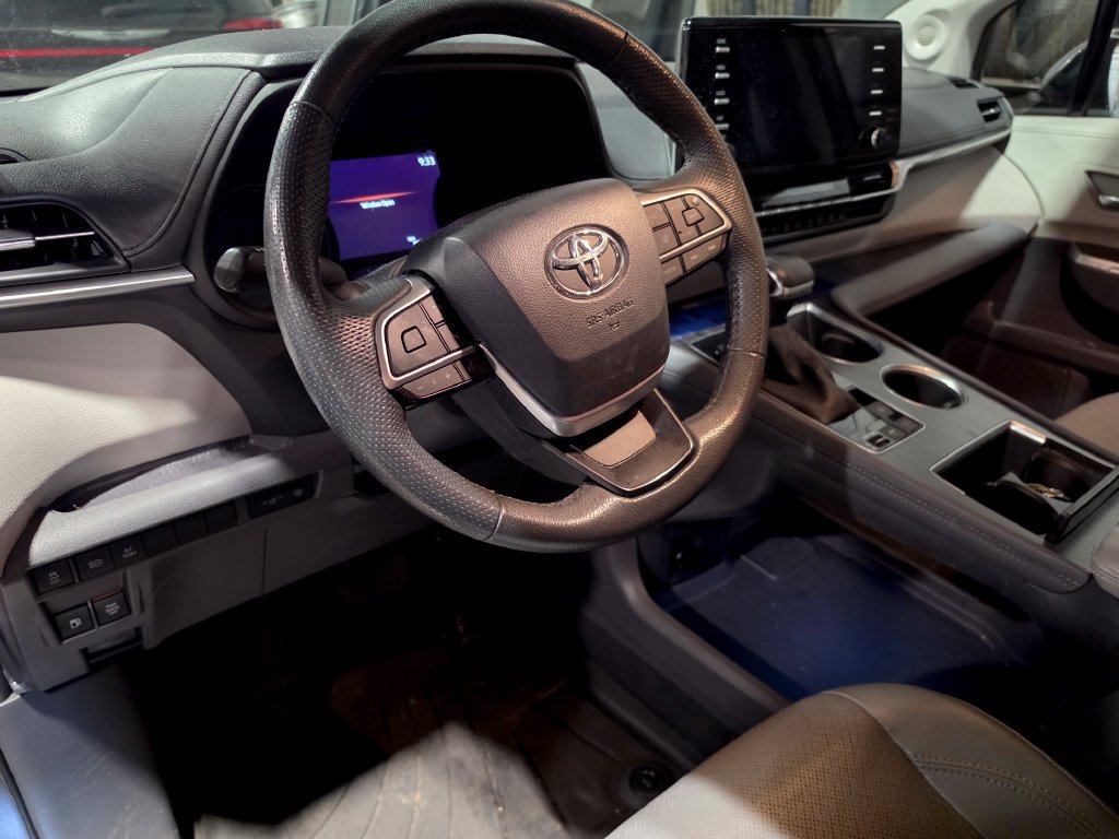 Used 2024 Toyota Sienna Limited AWD/4WD image 4