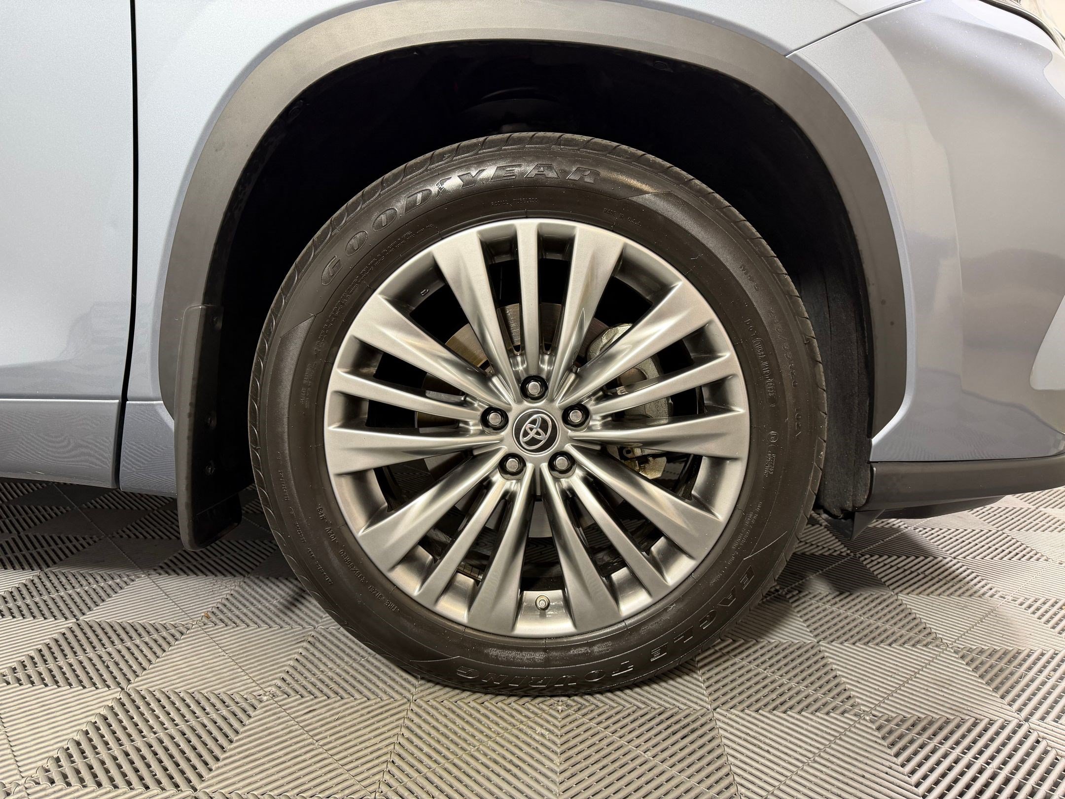 Used 2024 Toyota Highlander Platinum FWD image 10