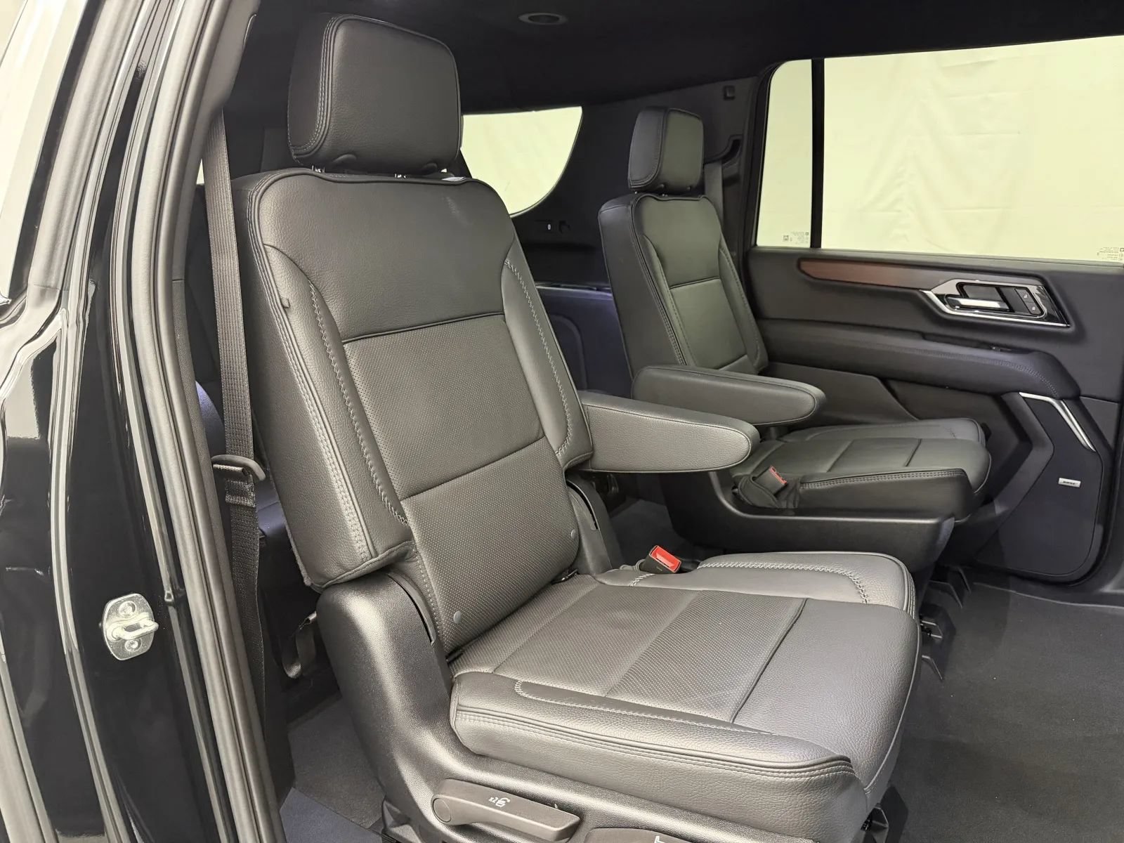 Used 2025 GMC Yukon XL Denali AWD/4WD image 39