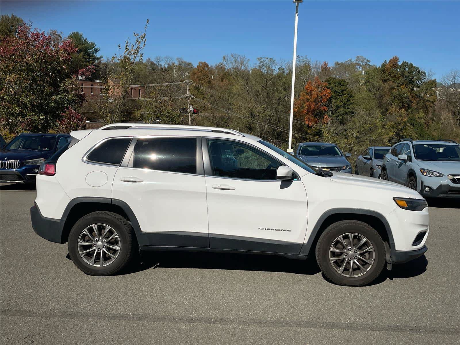 Used 2019 Jeep Cherokee Latitude Plus w/ Cold Weather Group AWD/4WD image 6