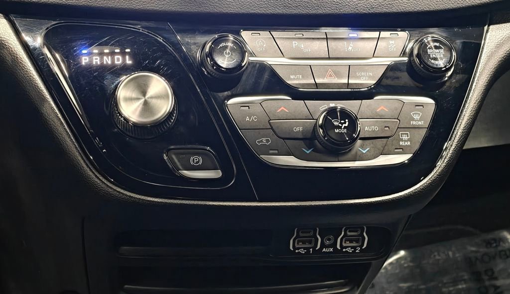 Used 2025 Chrysler Pacifica Select image 8