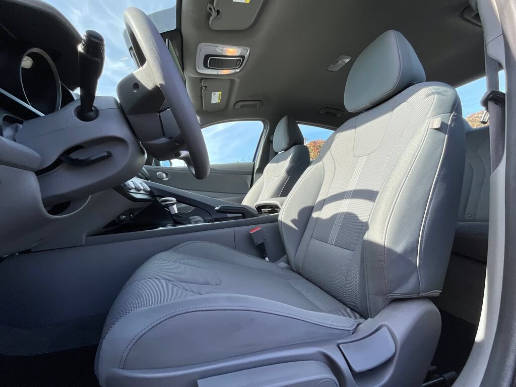 Used 2023 Hyundai Elantra SE w/ Preferred Accessory Package FWD image 10