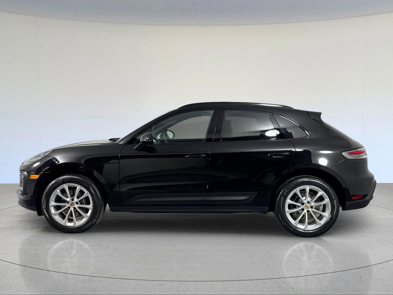 Certified 2023 Porsche Macan image 2