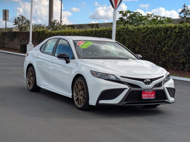 Used 2023 Toyota Camry SE image 3