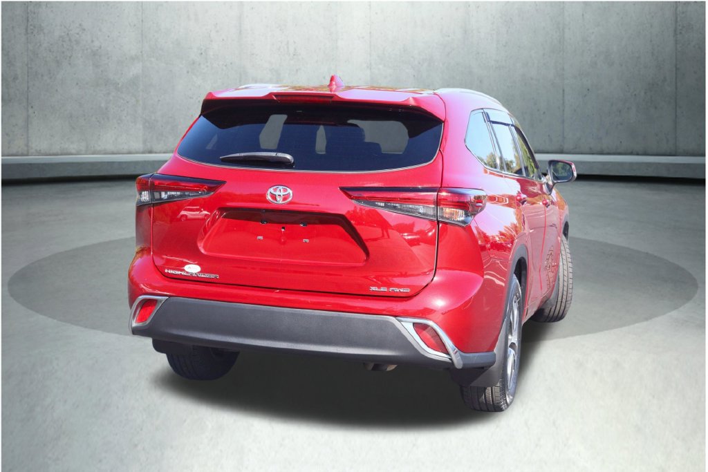 Used 2022 Toyota Highlander XLE AWD/4WD image 12