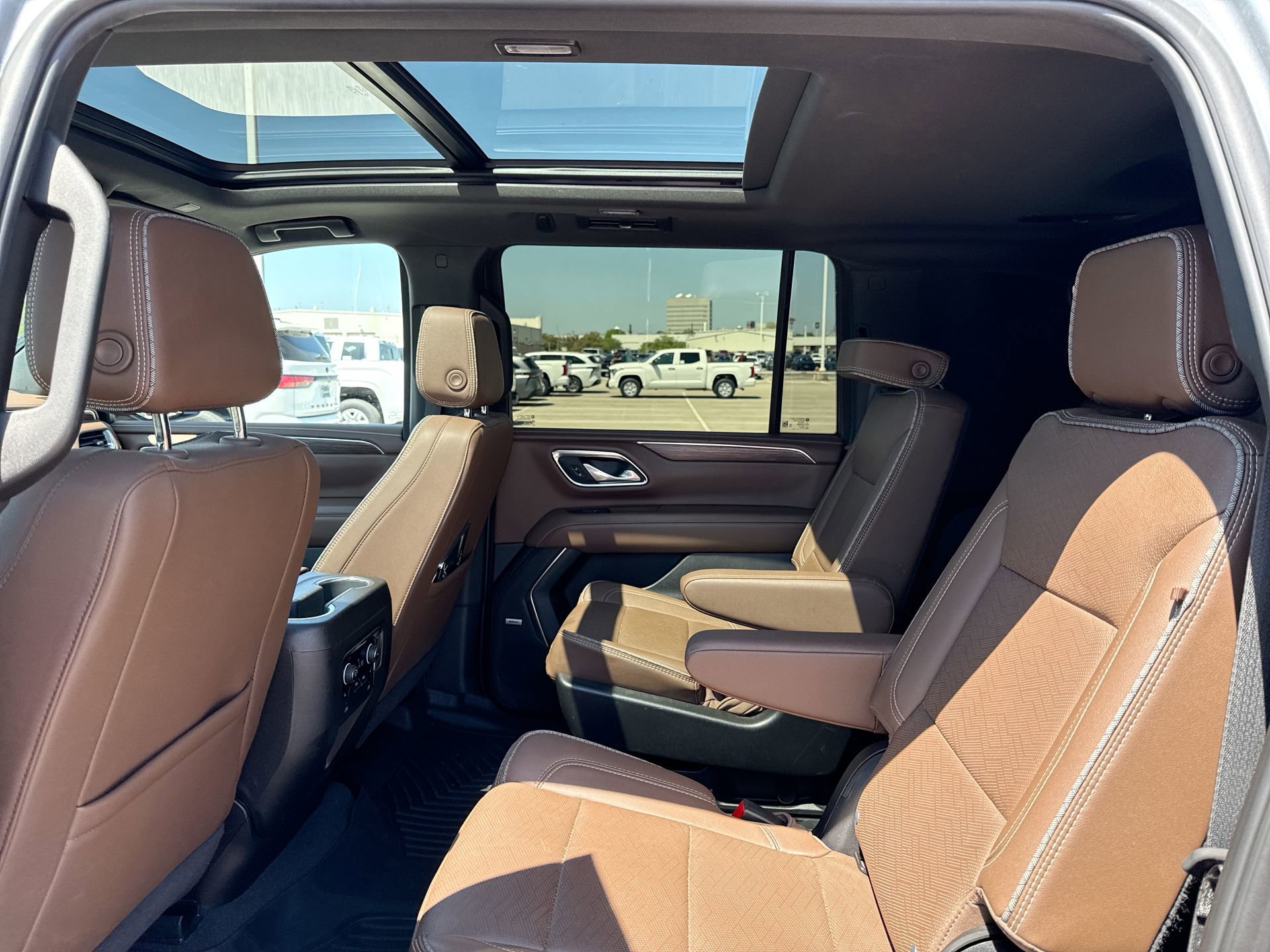 Used 2024 Chevrolet Suburban High Country w/ Premium Package 2 AWD/4WD image 24