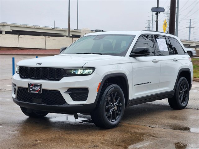 Used 2024 Jeep Grand Cherokee Altitude image 3