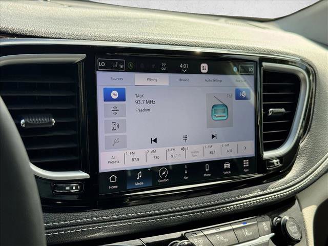 Used 2023 Chrysler Pacifica Limited w/ Uconnect Theater Family Group FWD image 15