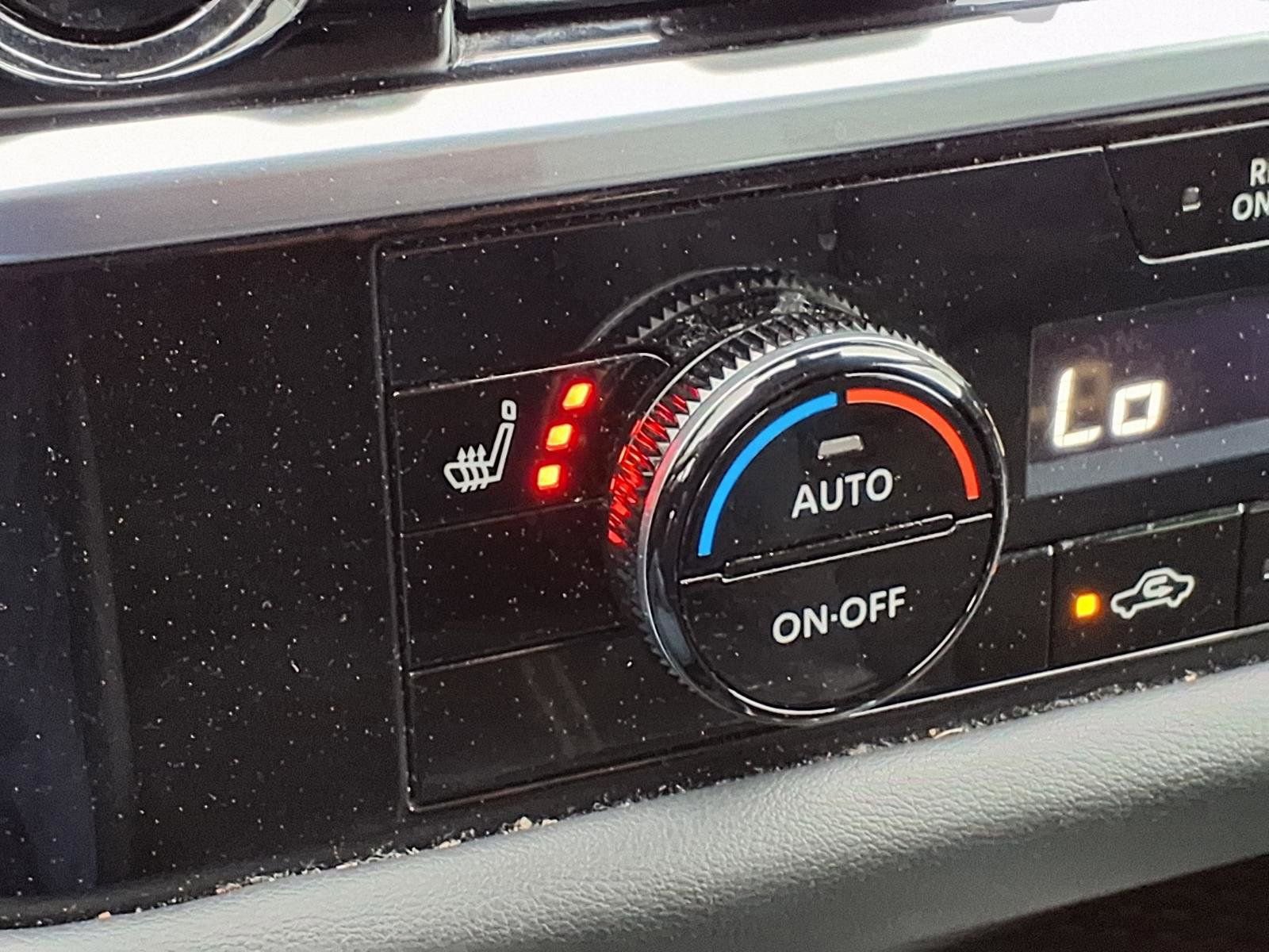 Used 2025 Nissan Pathfinder SV image 11