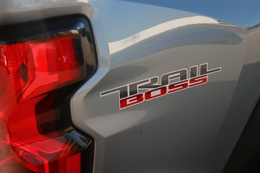 Used 2025 Chevrolet Colorado Trail Boss AWD/4WD image 8