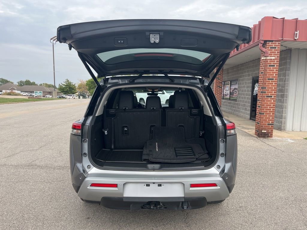 Used 2025 Nissan Pathfinder Platinum w/ Cargo Package image 9