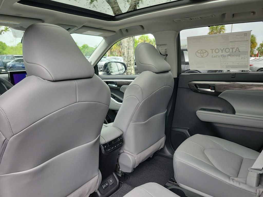 New 2026 Toyota Highlander Platinum image 26