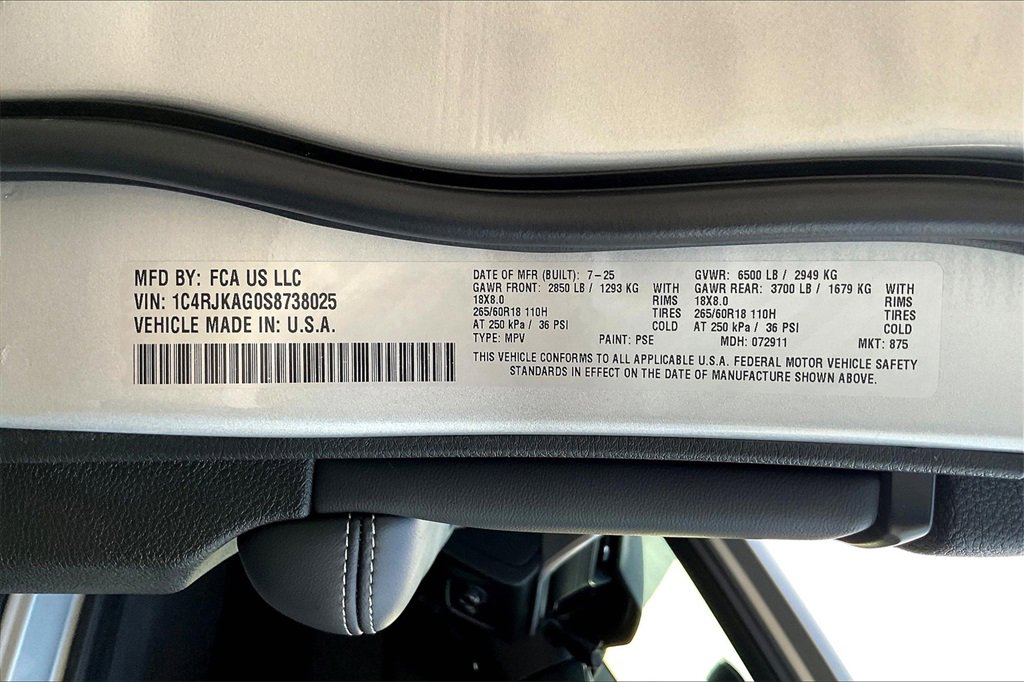 New 2025 Jeep Grand Cherokee L Laredo image 13