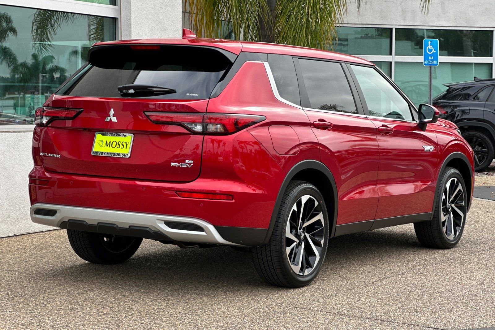 New 2025 Mitsubishi Outlander SE image 4