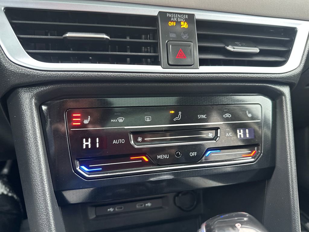 Used 2025 Volkswagen Taos SE w/ Panoramic Sunroof Package image 11