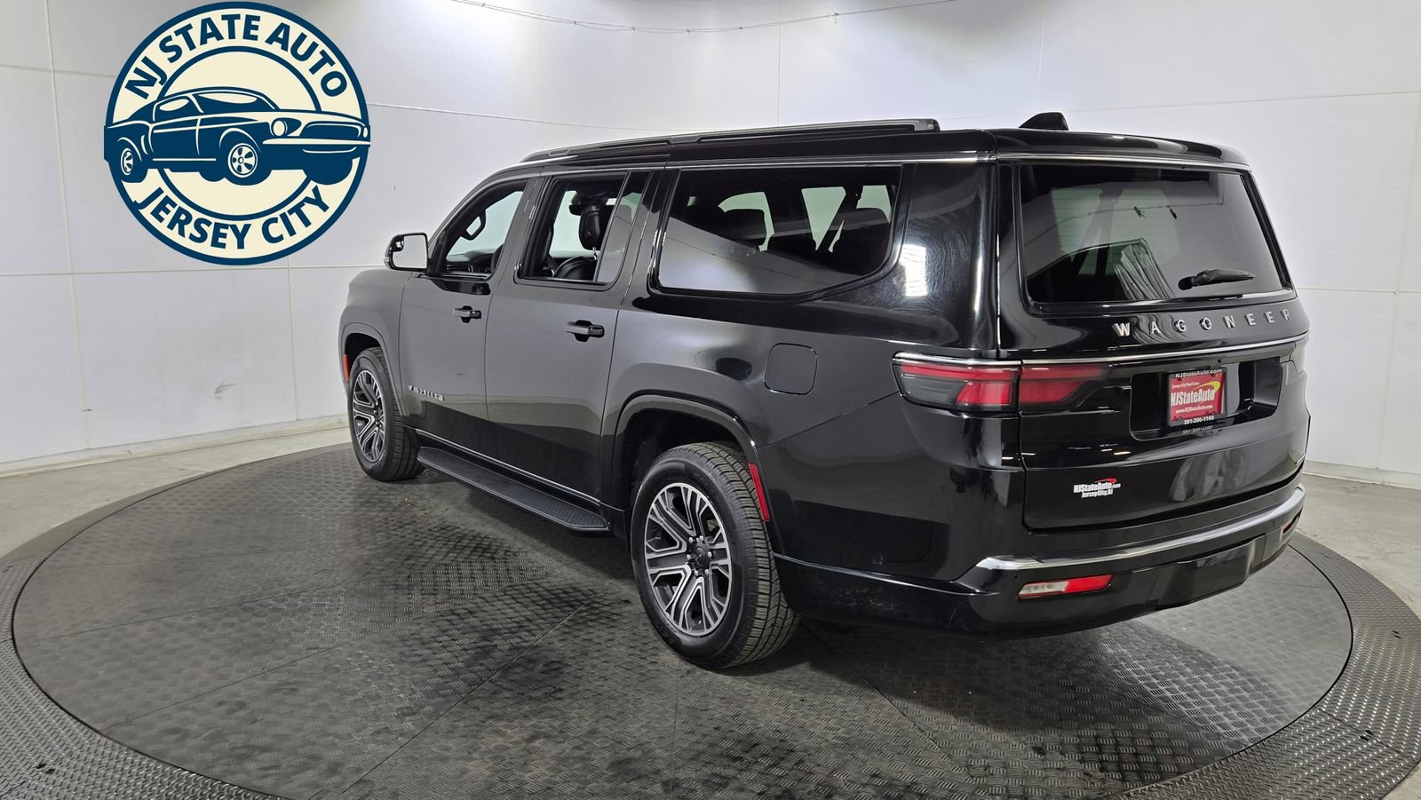 Used 2024 Jeep Wagoneer L Series II w/ Flexible Seating Group AWD/4WD image 5