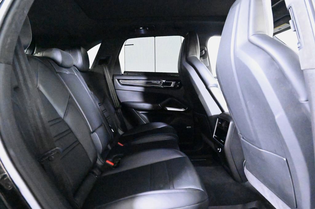 Certified 2022 Porsche Cayenne Turbo S AWD/4WD image 19