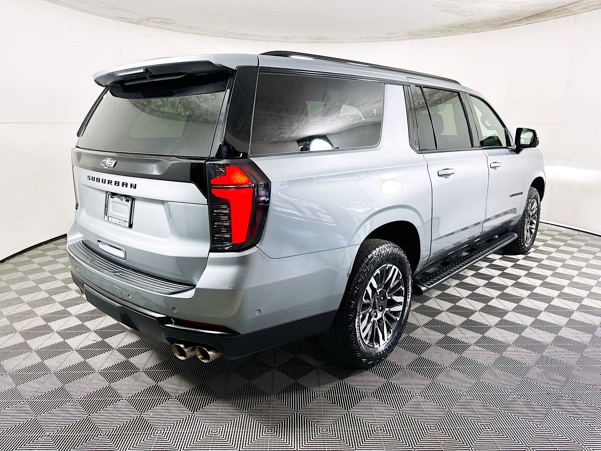 Used 2025 Chevrolet Suburban Z71 image 3