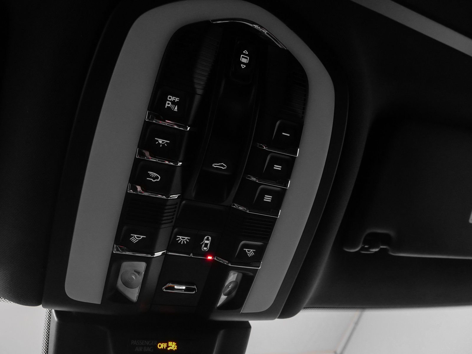 Certified 2025 Porsche Macan AWD/4WD image 30