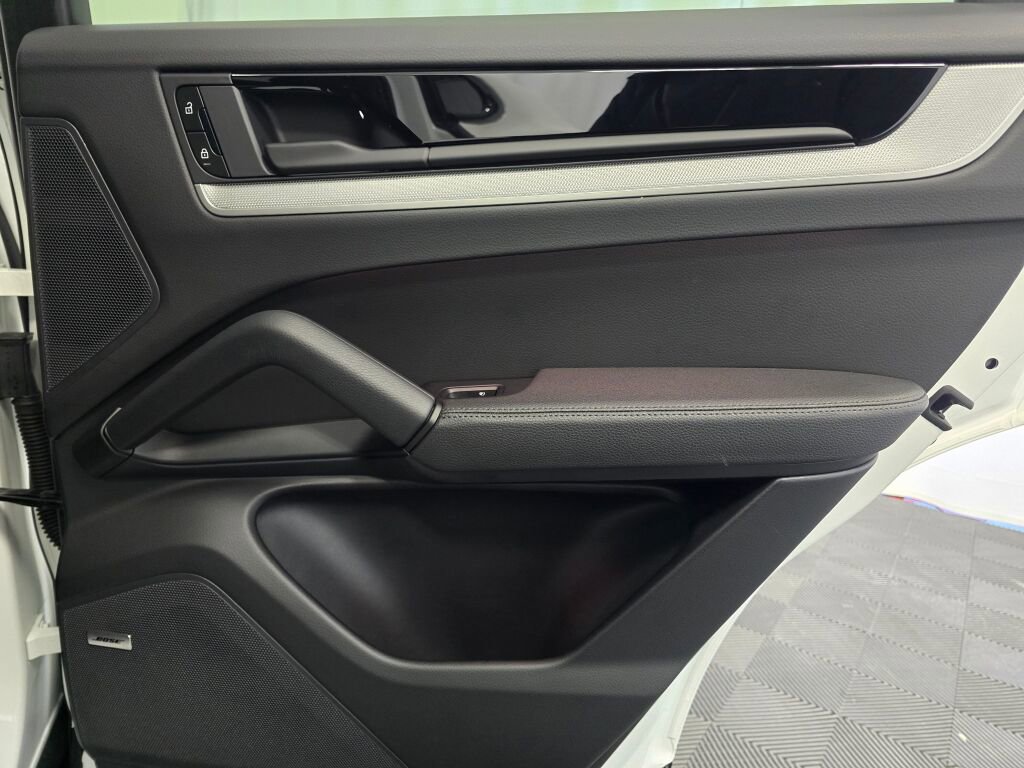 Certified 2025 Porsche Cayenne Coupe image 27
