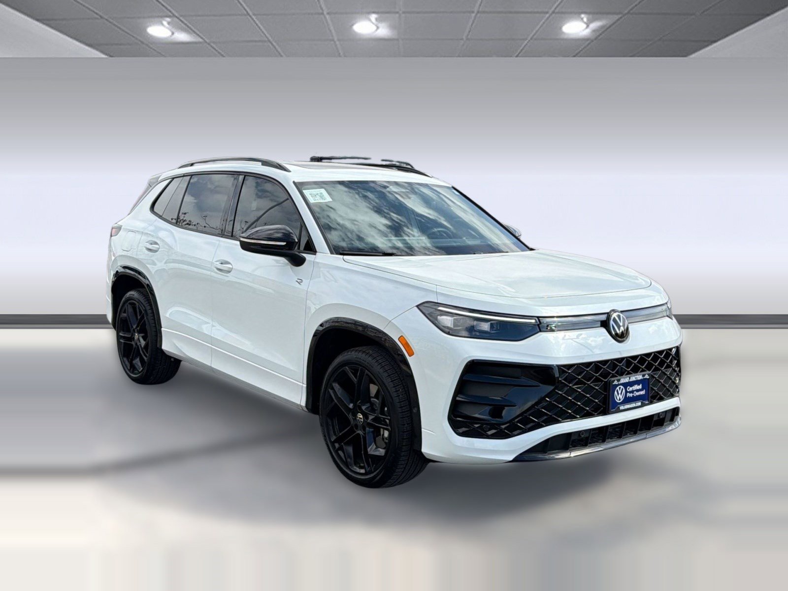 Used 2025 Volkswagen Tiguan SE R-Line image 7