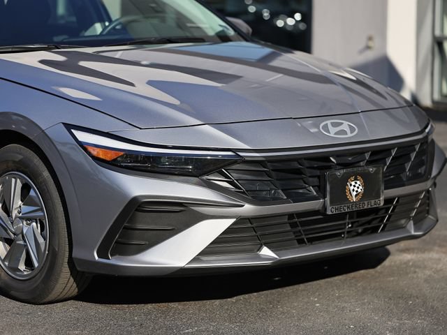Used 2026 Hyundai Elantra SE FWD image 2